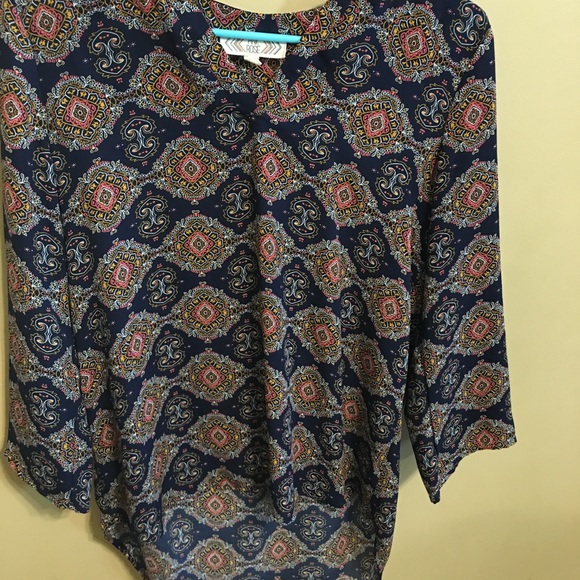 2 Medium Blouses - Picture 5 of 7